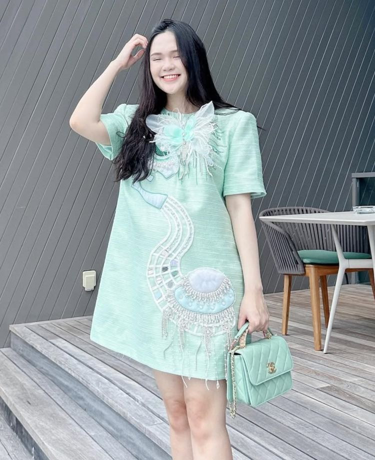 Ngán ngẩm gu thời trang ra sân bay của vợ Duy Mạnh