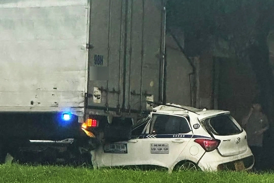 Xe taxi bất ngờ tông vào ô tô tải dừng ven đường ở Hà Nội, tài xế tử vong tại chỗ