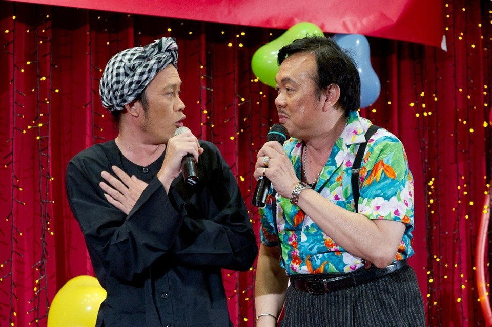 Xúc động hình ảnh Hoài Linh thăm mộ Chí Tài