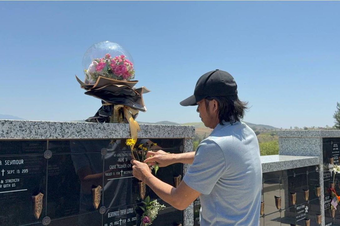 Xúc động hình ảnh Hoài Linh thăm mộ Chí Tài