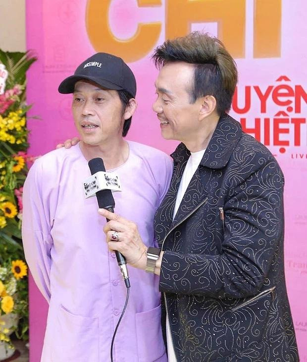 Xúc động hình ảnh Hoài Linh thăm mộ Chí Tài