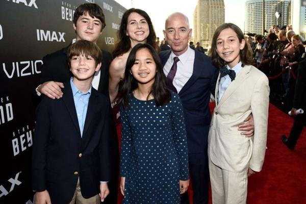 Bé gái mồ côi may mắn nhất thế giới: Được tỷ phú Jeff Bezos nhận nuôi, thừa hưởng khối tài sản hàng tỷ USD- Ảnh 3.