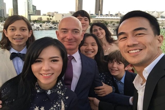 Bé gái mồ côi may mắn nhất thế giới: Được tỷ phú Jeff Bezos nhận nuôi, thừa hưởng khối tài sản hàng tỷ USD