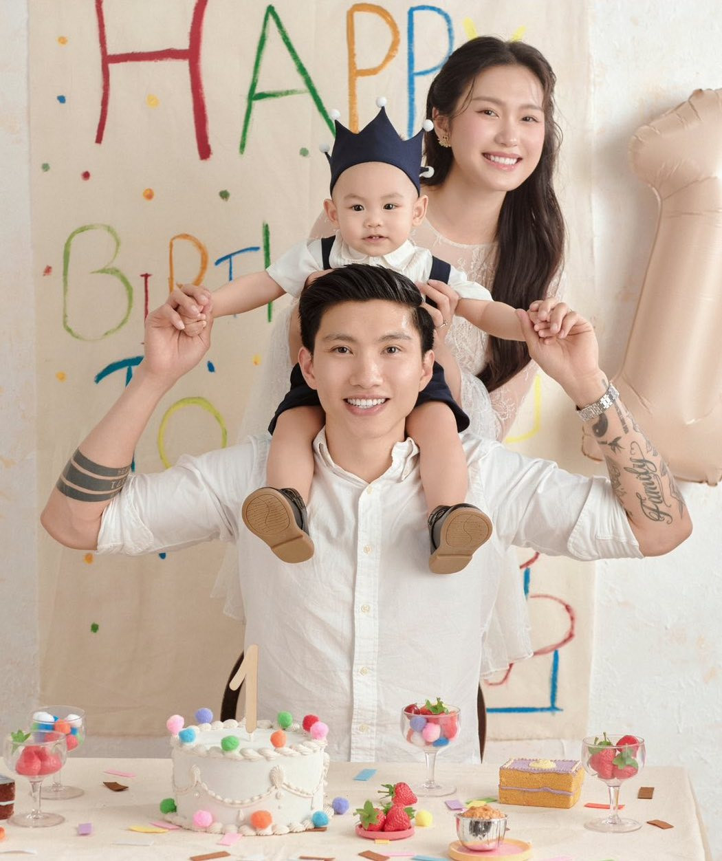 Bố đẻ Đoàn Văn Hậu gây chú ý trong tiệc sinh nhật 1 tuổi của cháu nội- Ảnh 4.
