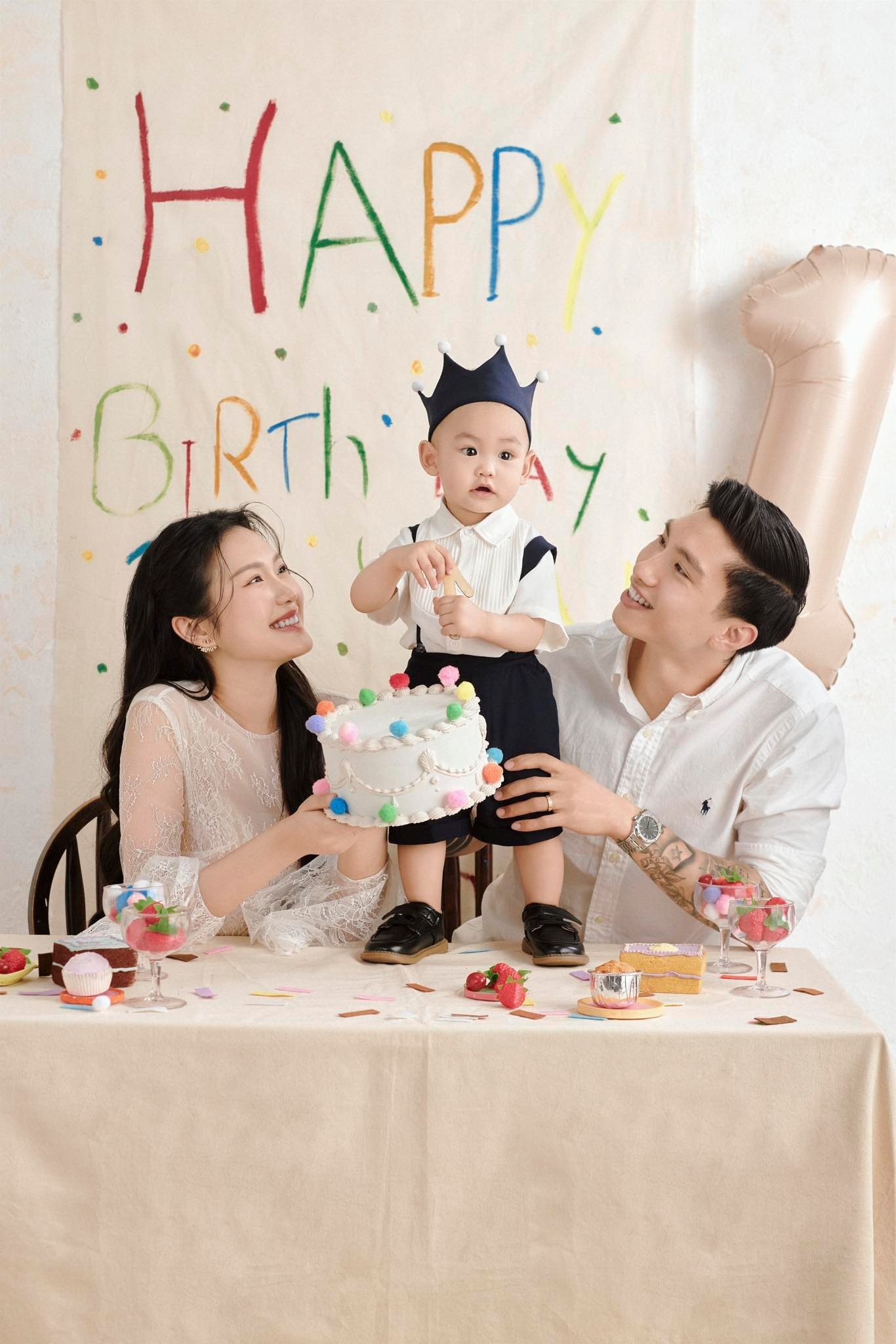 Bố đẻ Đoàn Văn Hậu gây chú ý trong tiệc sinh nhật 1 tuổi của cháu nội- Ảnh 5.