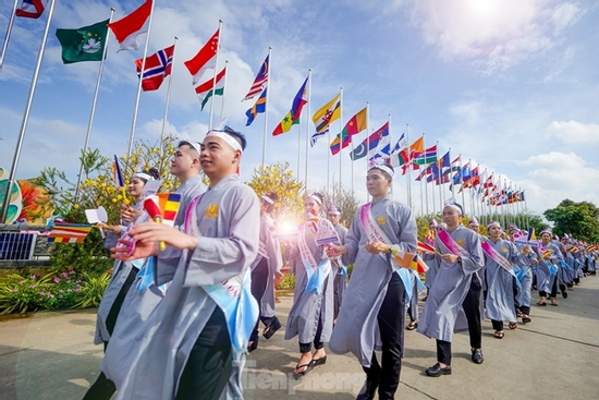 Dòng người nhích từng chút một chờ được chiêm bái xá lợi Đức Phật một lần