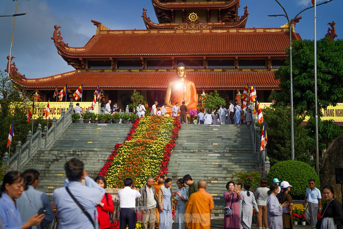 Dòng người nhích từng chút một chờ được chiêm bái xá lợi Đức Phật một lần trong đời ảnh 9