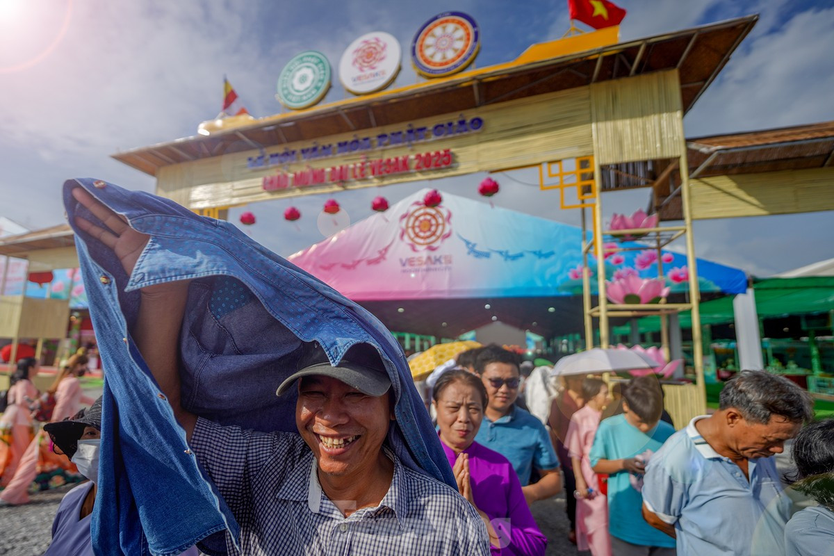 Dòng người nhích từng chút một chờ được chiêm bái xá lợi Đức Phật một lần trong đời ảnh 4