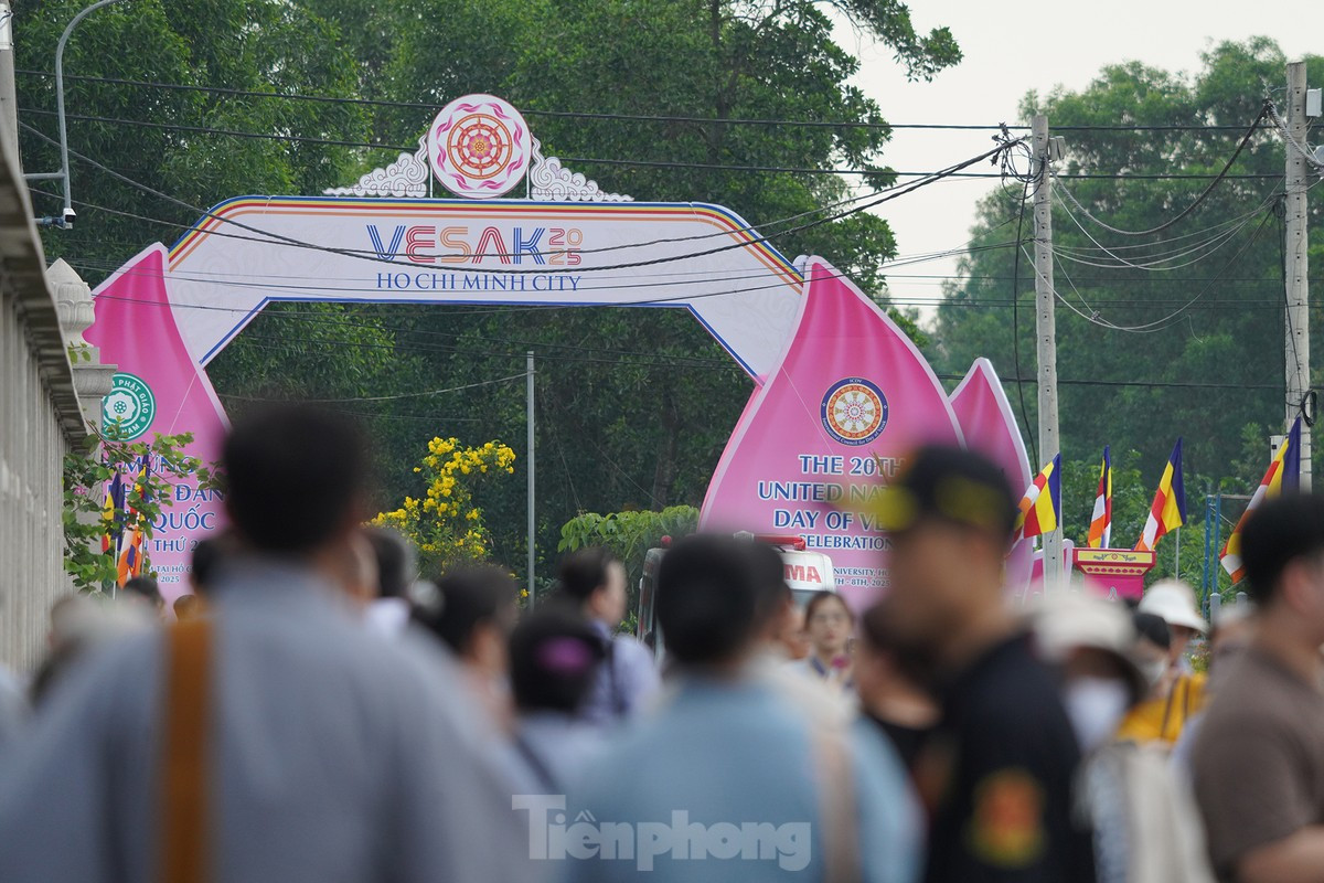 Dòng người nhích từng chút một chờ được chiêm bái xá lợi Đức Phật một lần trong đời ảnh 8