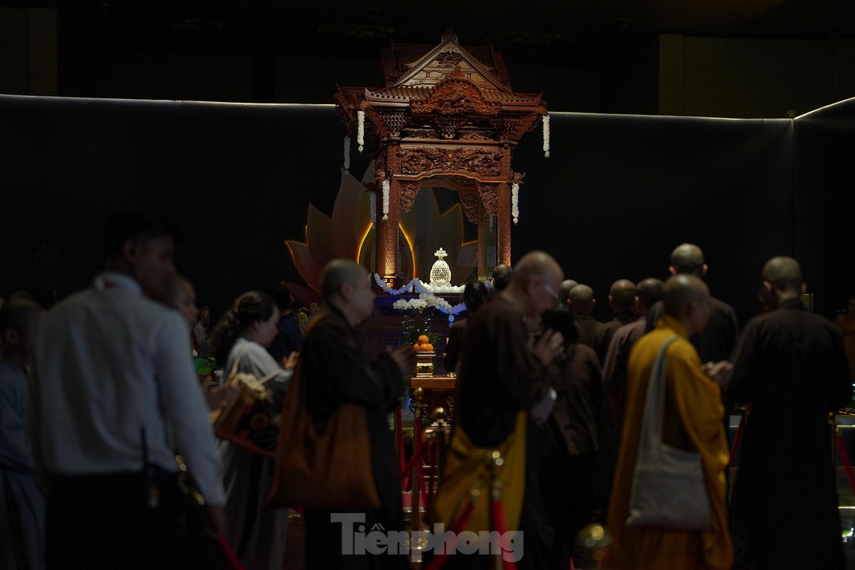Dòng người nhích từng chút một chờ được chiêm bái xá lợi Đức Phật một lần trong đời ảnh 11