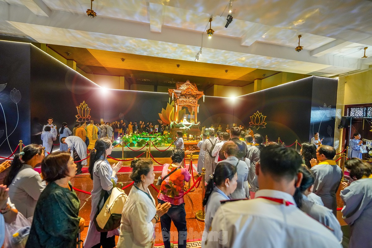 Dòng người nhích từng chút một chờ được chiêm bái xá lợi Đức Phật một lần trong đời ảnh 12