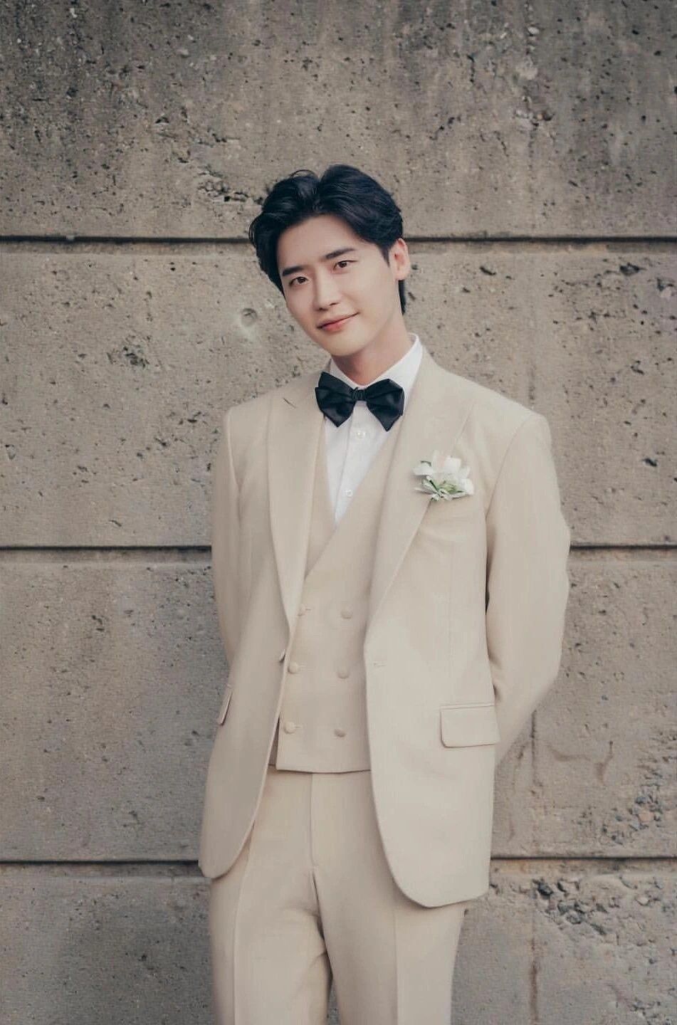 Lee Jong Suk tiết lộ tính cách nhút nhát và "vật bất ly thân" mỗi khi gặp IU lee jong suk tiet lo tinh cach nhut nhat va vat bat ly than moi khi gap iu hinh anh 1