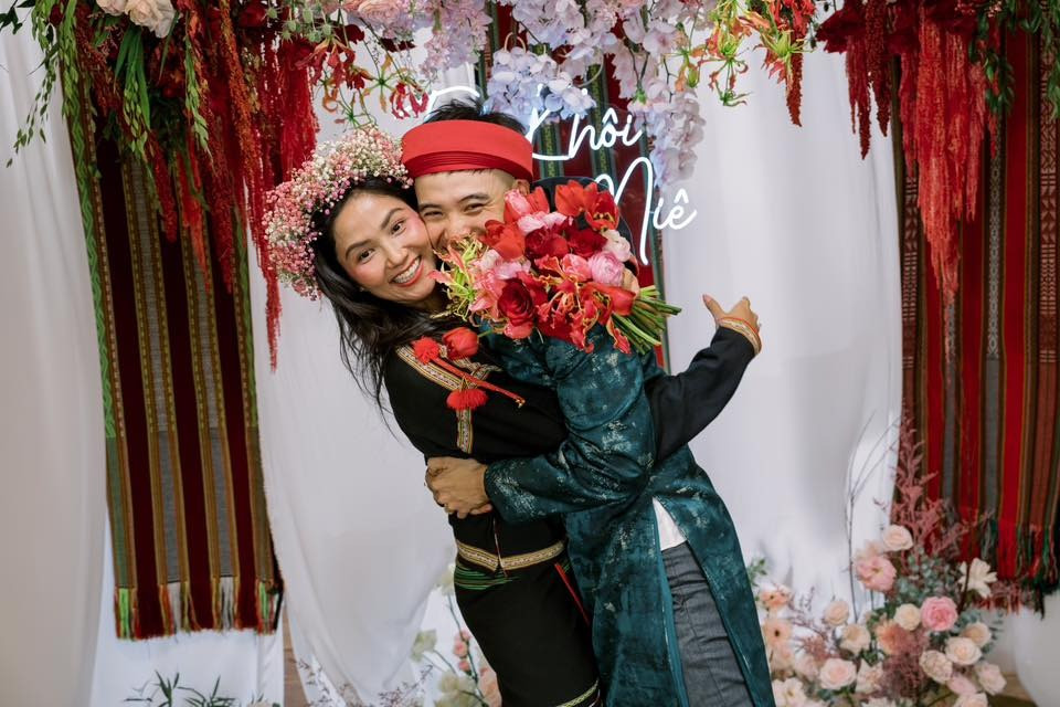 Mẹ chồng từng có thái độ lạ với HHen Niê ngày cưới mối quan hệ hiện tại ra sao