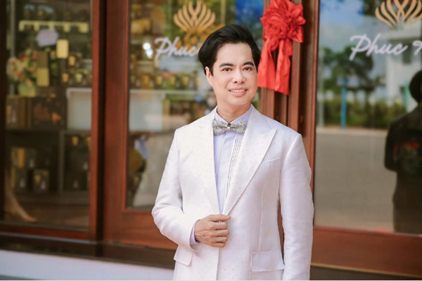 Nam ca sĩ 'mưa bụi' sống xa hoa giàu có bậc nhất showbiz Việt, tuổi U60 độc thân 'nghèo nhất' vì làm một điều- Ảnh 1.