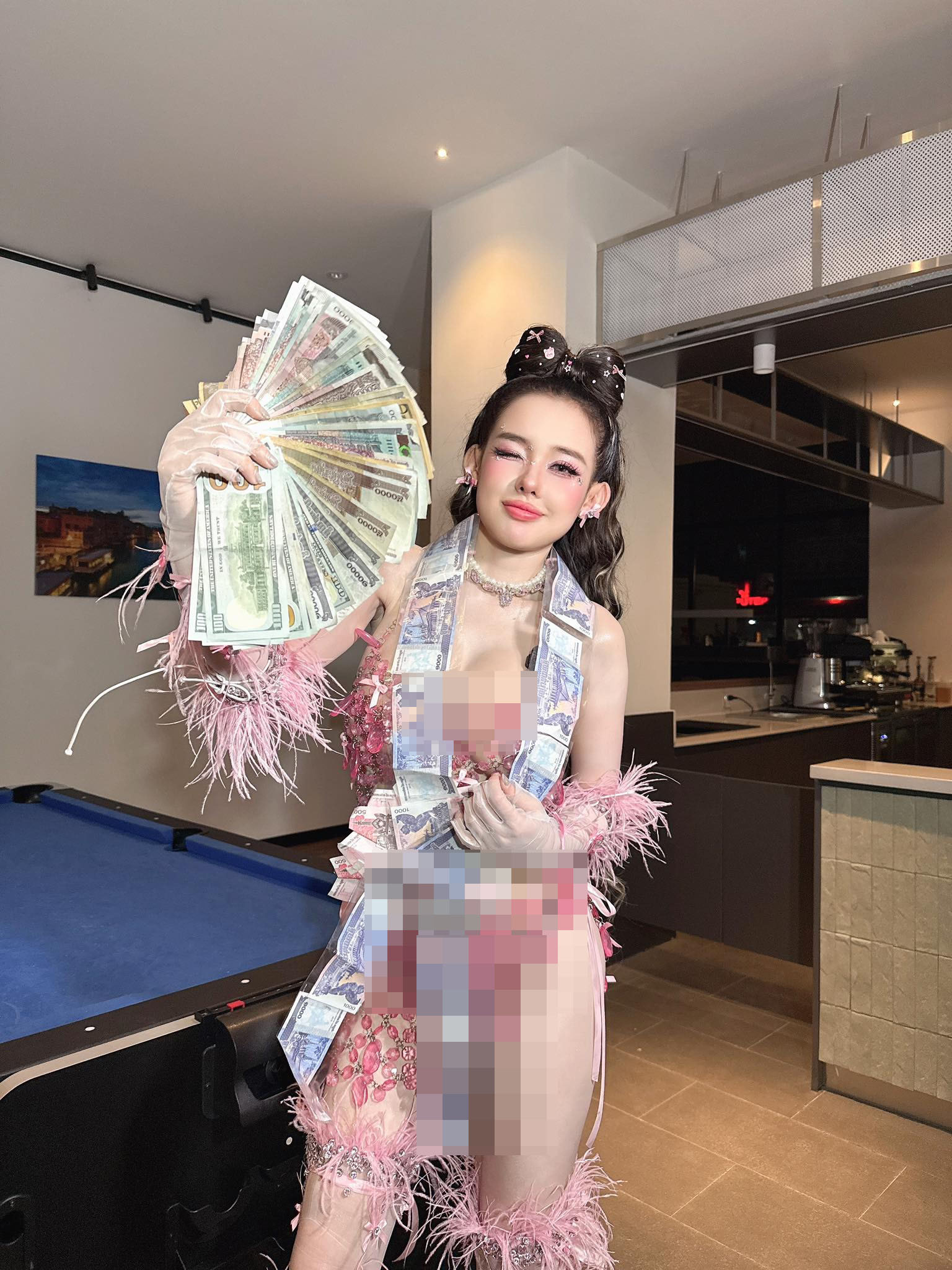 Ngân 98 gây sốc khắp cõi mạng khi mặc như không đi biểu diễn tại Thanh Hóa