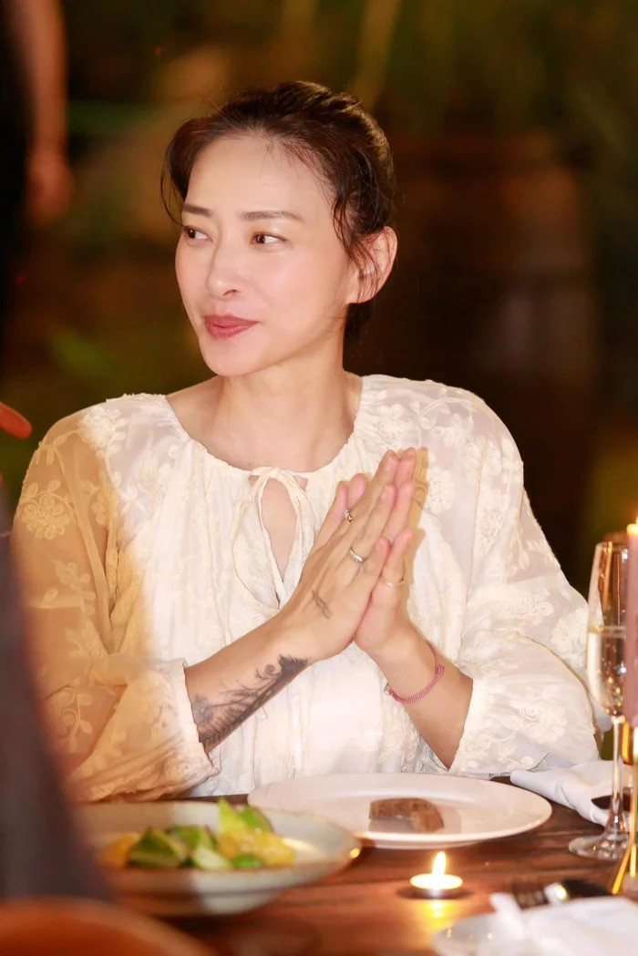 Ngỡ ngàng vóc dáng 'tự đăng' của Ngô Thanh Vân giữa tin đồn có bầu Ngỡ ngàng vóc dáng Ngô Thanh Vân trong ảnh tự đăng giữa nghi vấn có bầu