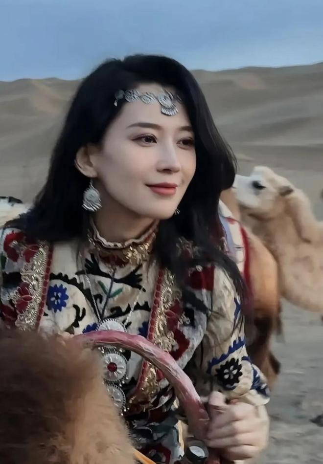 Nhan sắc thật của tình mới Uông Phong ra sao mà được khen đẹp hơn Chương Tử Di