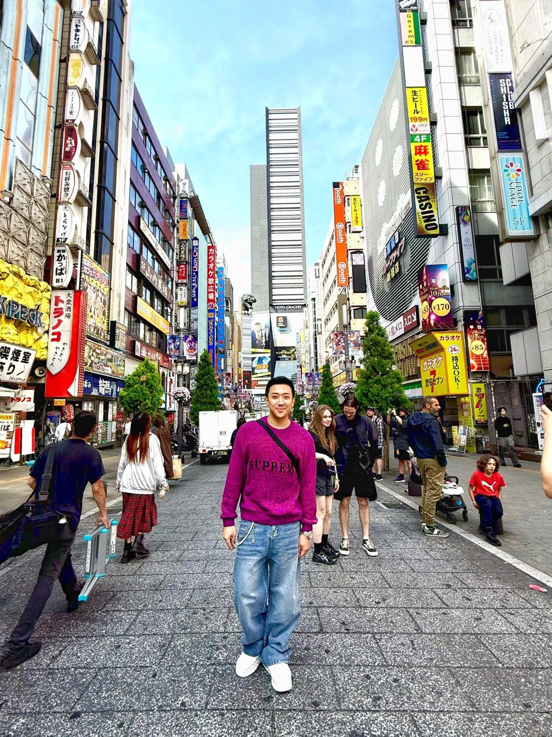 Trấn Thành đăng ảnh cằm nhọt hoắt nghi photoshop quá đà