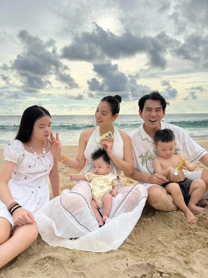 Vòng eo từ 0 lên 11 của Phương Trinh Jolie sau vài tháng sinh con thứ 3