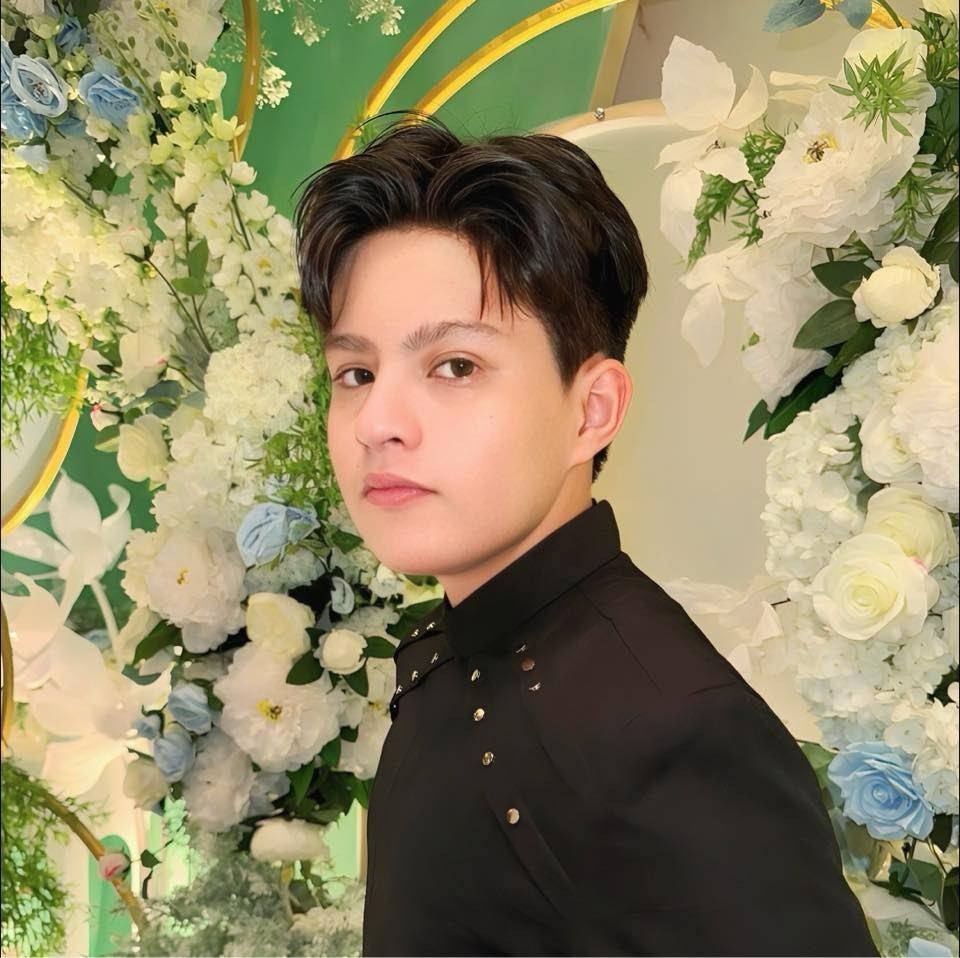 Con trai 16 tuổi của cặp đôi đình đám Vbiz khoe vẻ ngoài như tài tử