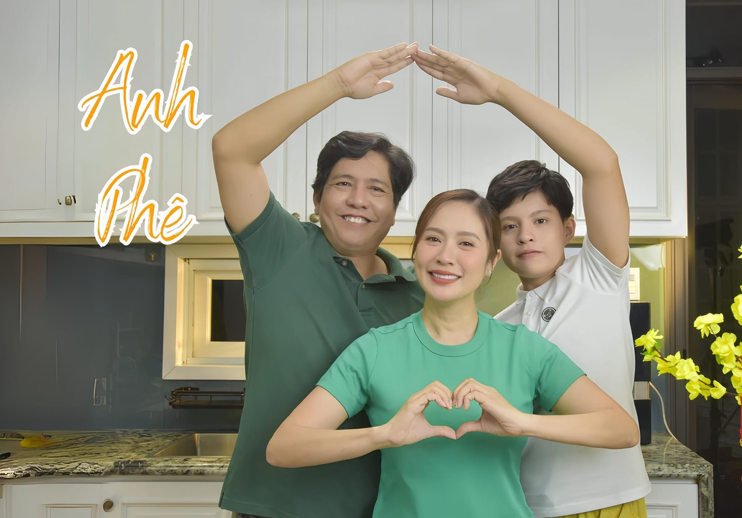 Con trai 16 tuổi của cặp đôi đình đám Vbiz khoe vẻ ngoài như tài tử