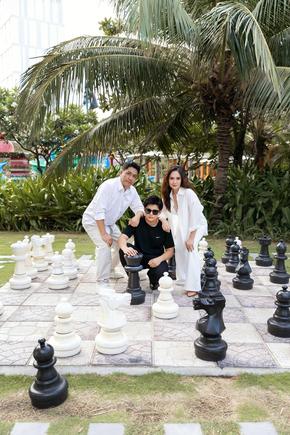 Con trai 16 tuổi của cặp đôi đình đám Vbiz khoe vẻ ngoài như tài tử