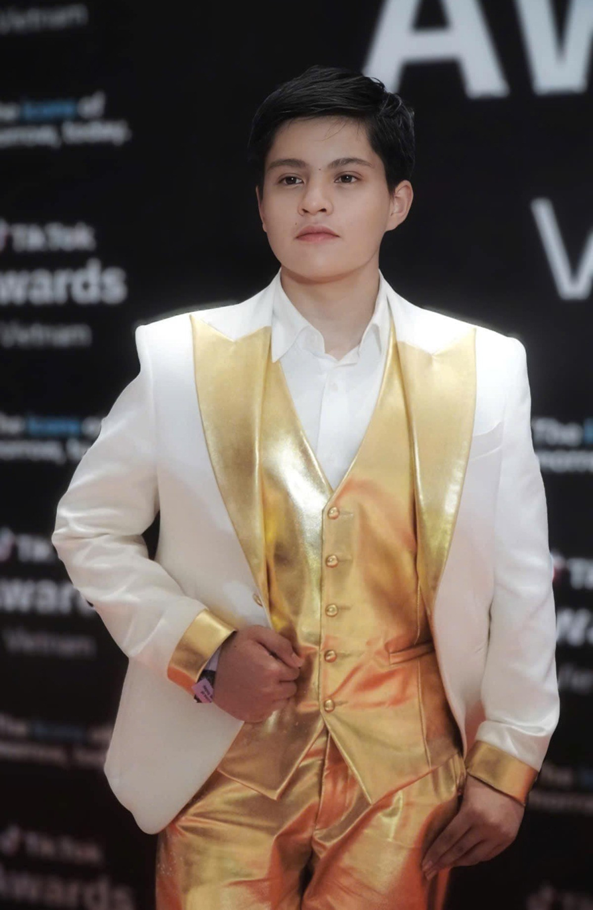 Con trai 16 tuổi của cặp đôi đình đám Vbiz khoe vẻ ngoài như tài tử