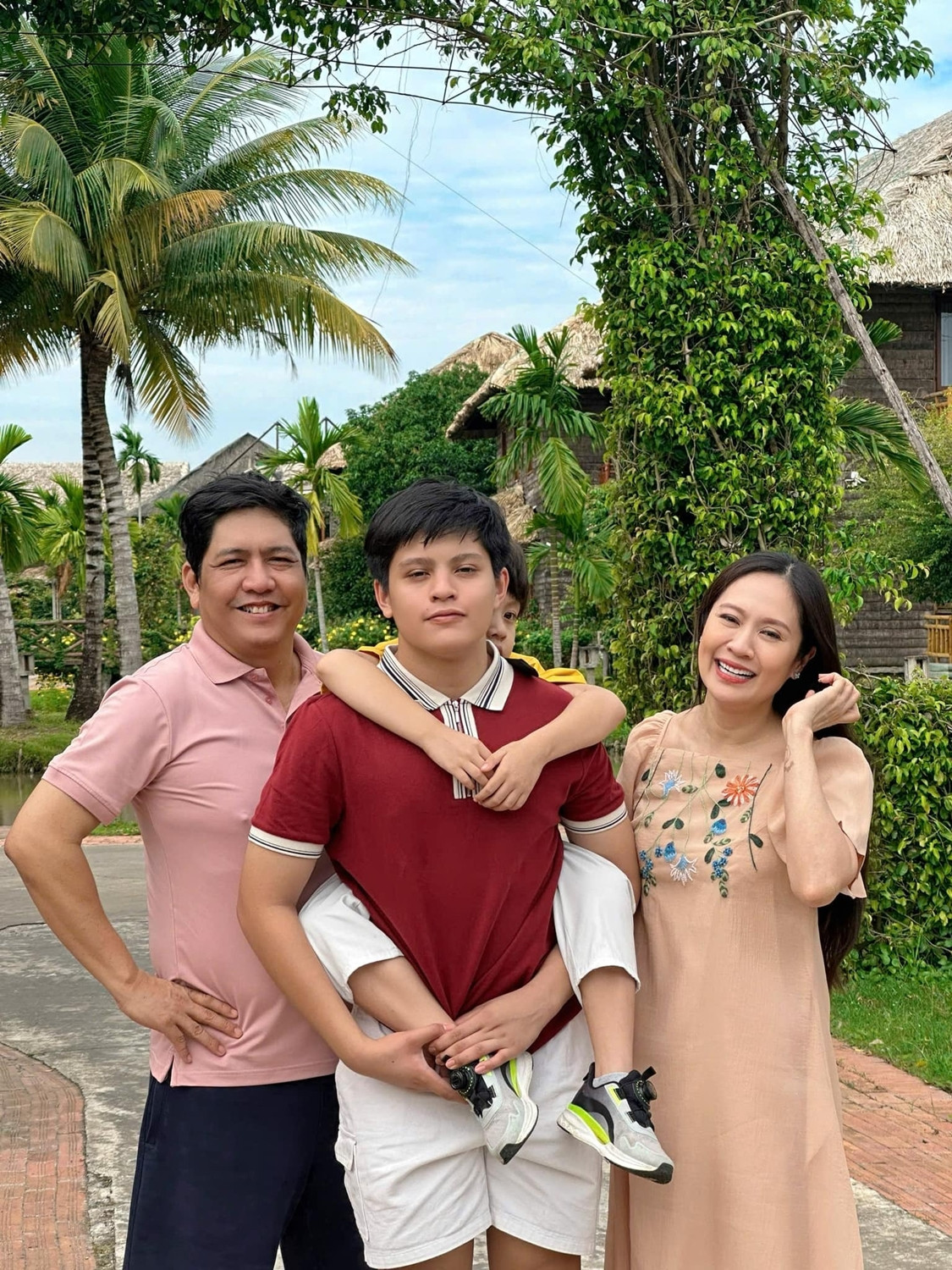 Con trai 16 tuổi của cặp đôi đình đám Vbiz khoe vẻ ngoài như tài tử