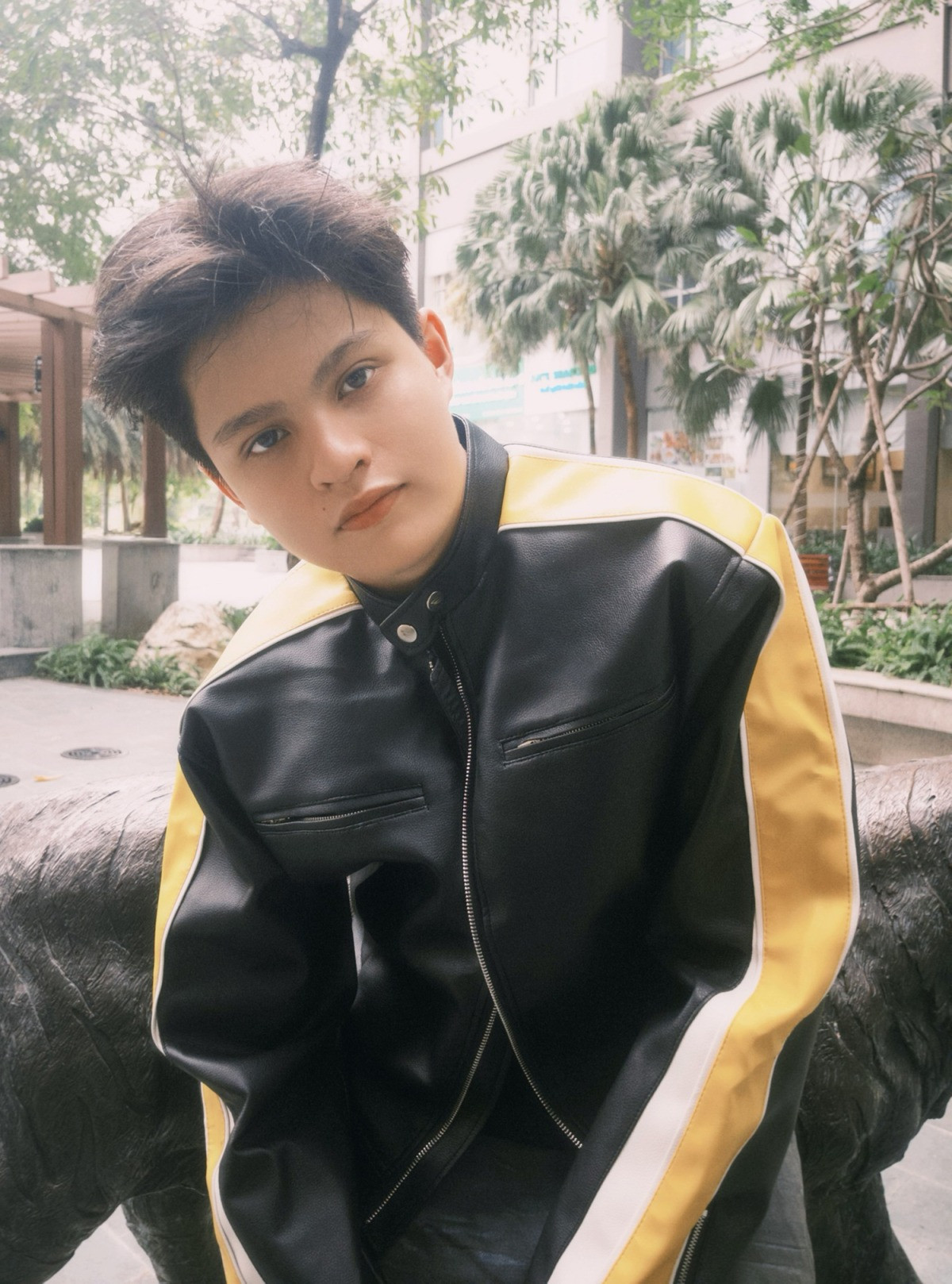 Con trai 16 tuổi của cặp đôi đình đám Vbiz khoe vẻ ngoài như tài tử