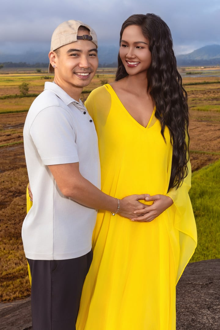 H'Hen Niê và ông xã Tuấn Khôi vui mừng khi lên chức.