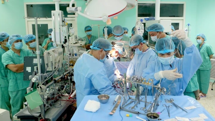 Các bác sĩ tại Bệnh viện Trung ương Huế thực hiện thành công ca ghép tim, cứu sống nữ bệnh nhân quê Đà Nẵng.