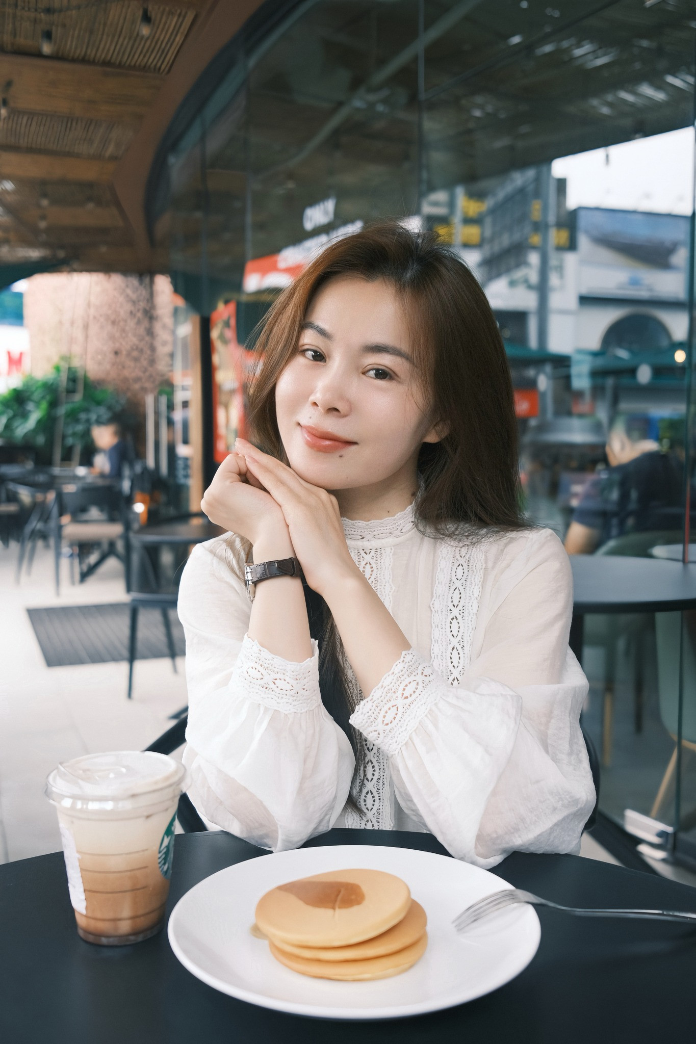 Nhan sắc nữ ca sĩ Vbiz gây sốt MXH chỉ sau 1 đêm nhờ chụp cùng tổng thống Pháp Nhan sắc nữ ca sĩ Vbiz gây sốt MXH chỉ sau 1 đêm nhờ chụp cùng tổng thống Pháp