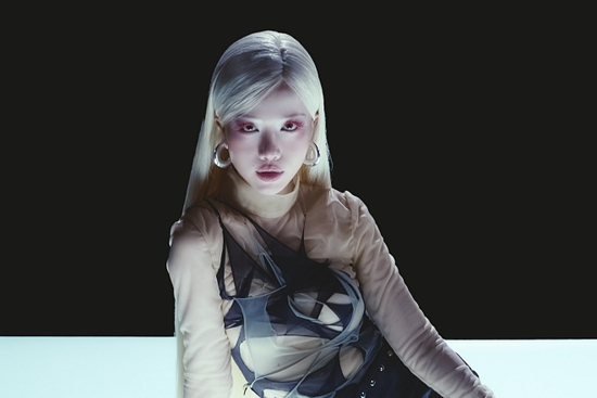 Phùng Khánh Linh nói gì về tựa đề bài hát mới gây khó cho khán giả