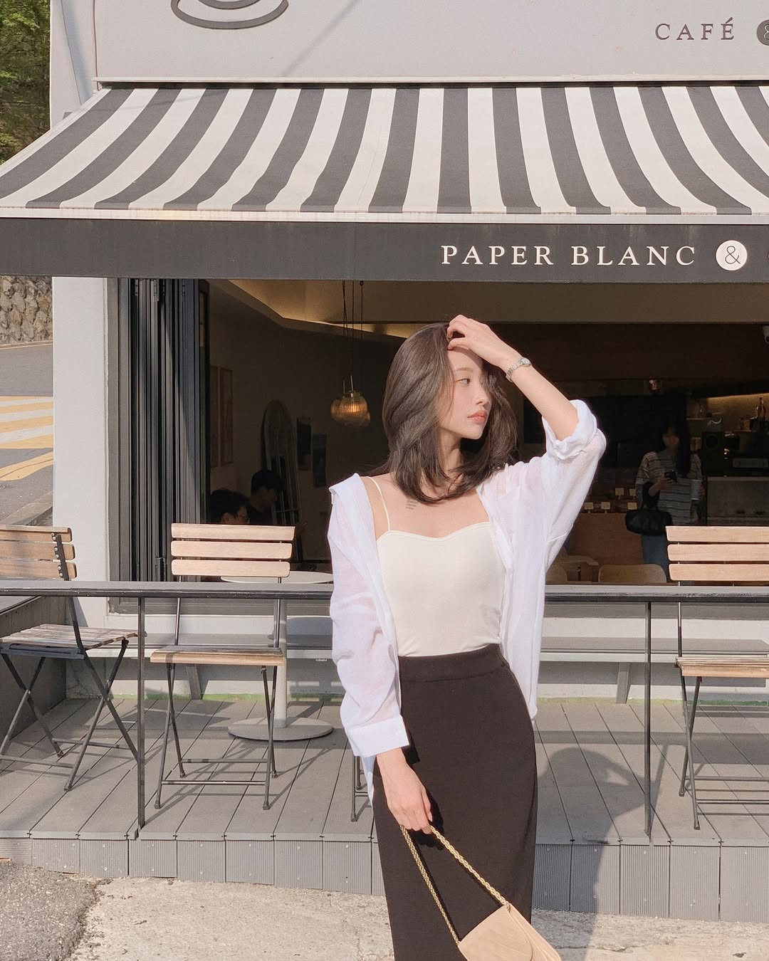 Thời tiết mát mẻ, tranh thủ diện ngay sơ mi vải voan vừa mỏng mát lại dễ mix đủ kiểu- Ảnh 1.