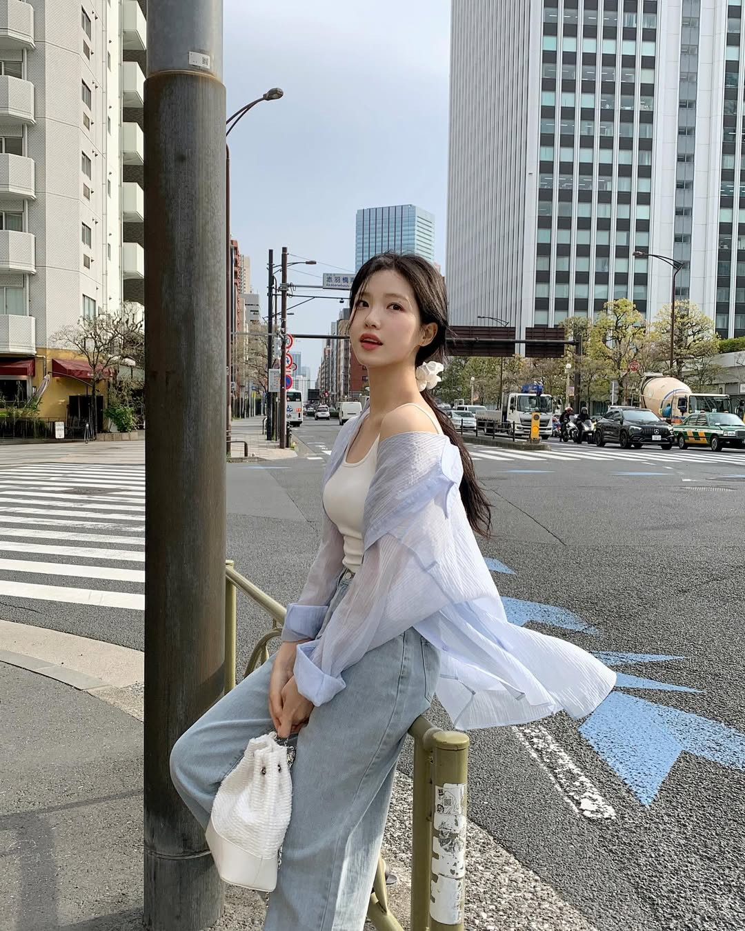 Thời tiết mát mẻ, tranh thủ diện ngay sơ mi vải voan vừa mỏng mát lại dễ mix đủ kiểu- Ảnh 4.