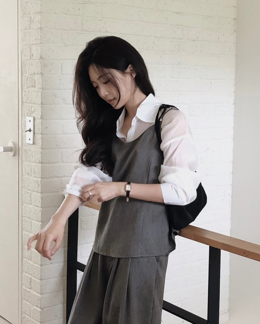 Thời tiết mát mẻ, tranh thủ diện ngay sơ mi vải voan vừa mỏng mát lại dễ mix đủ kiểu Thời tiết mát mẻ, tranh thủ diện ngay sơ mi vải voan vừa mỏng mát lại dễ mix đủ kiểu- Ảnh 6.
