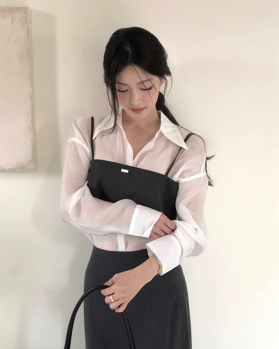 Thời tiết mát mẻ, tranh thủ diện ngay sơ mi vải voan vừa mỏng mát lại dễ mix đủ kiểu Thời tiết mát mẻ, tranh thủ diện ngay sơ mi vải voan vừa mỏng mát lại dễ mix đủ kiểu- Ảnh 2.
