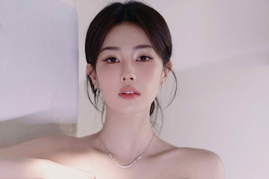 Bạch Lộc bất ngờ được chia sẻ chóng mặt trên mạng xã hội nhờ 'đôi mắt'?