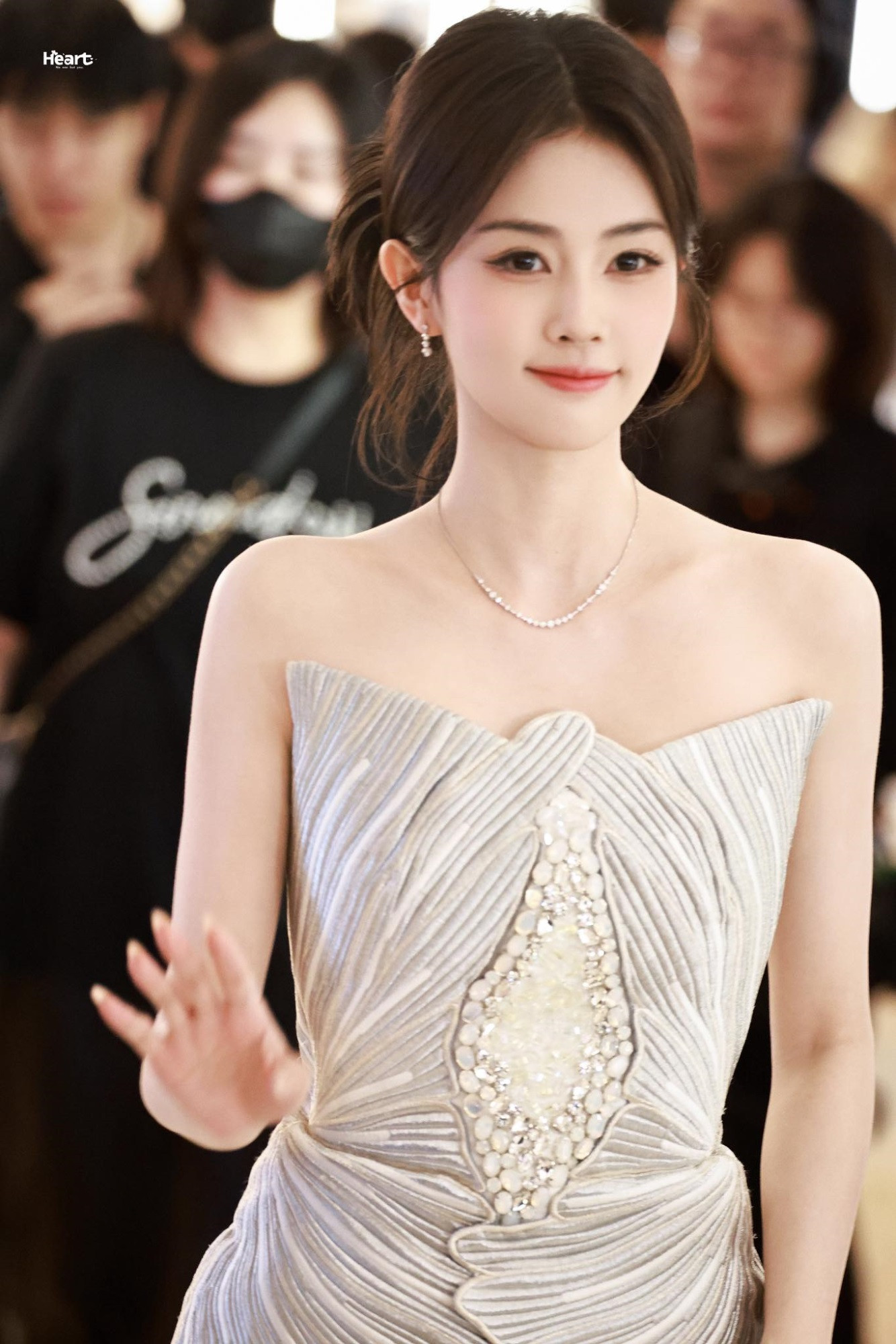 Bạch Lộc bất ngờ được chia sẻ chóng mặt trên mạng xã hội nhờ 'đôi mắt'? - Ảnh 3