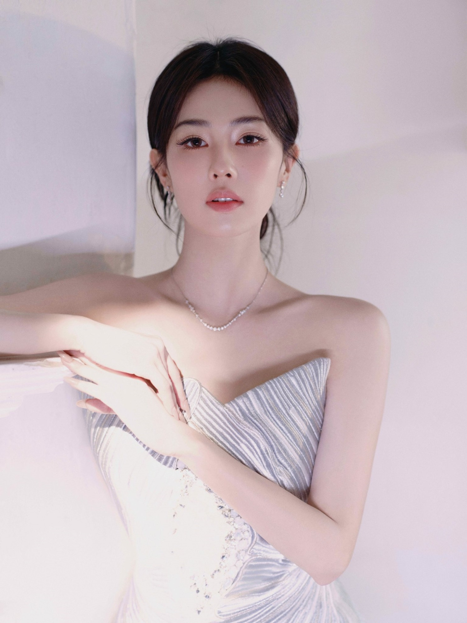 Bạch Lộc bất ngờ được chia sẻ chóng mặt trên mạng xã hội nhờ 'đôi mắt'? - Ảnh 1