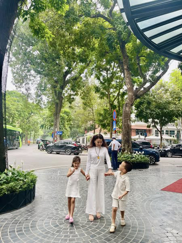 Mẹ ruột Hồ Ngọc Hà: Từng làm nhân viên ngành ngân hàng ở Quảng Bình, tuổi U70 trẻ đẹp và viên mãn - Ảnh 8.