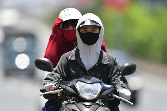 Miền Bắc nắng nóng đỉnh điểm đến 39 độ rồi chuyển mưa giông liên tiếp