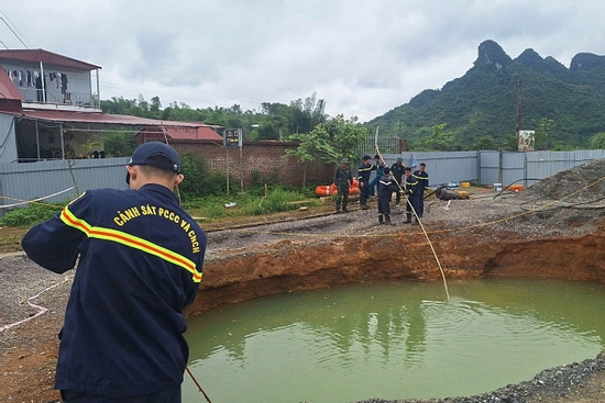 Người thân bật khóc bên 'hố tử thần': 'Chỉ mong em tôi được trở về'
