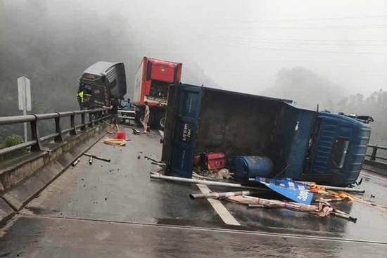 Ô tô đầu kéo đâm đổ lan can cầu trên cao tốc, cabin treo lơ lửng