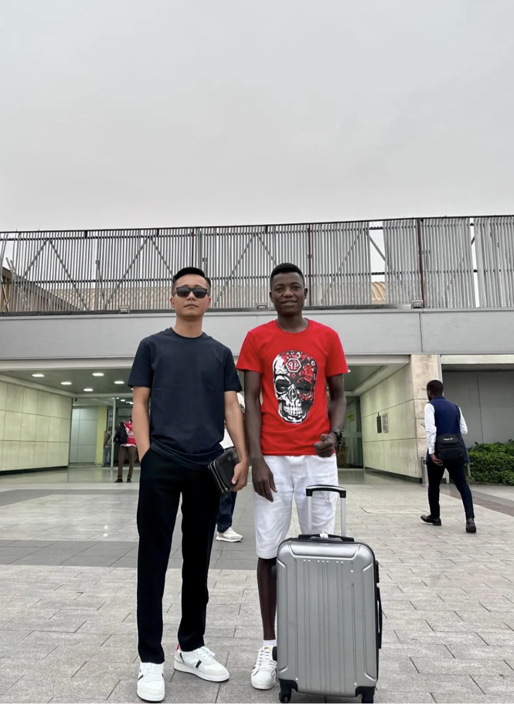 Team châu Phi chồng chất khó khăn sau gần 2 tháng Quang Linh Vlog vướng lao lý