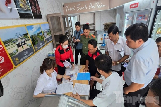 Vụ C.P bị tố bán thịt bẩn: Giấy chứng nhận an toàn thực phẩm hết hạn