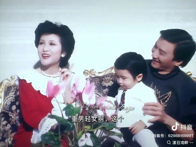 Ảnh Tạ Đình Phong với mẹ hoa hậu 'gây sốt' cõi mạng, đẳng cấp sau 25 năm - Ảnh 3