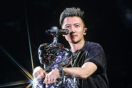 Ảnh Tạ Đình Phong với mẹ hoa hậu 'gây sốt' cõi mạng, đẳng cấp sau 25 năm