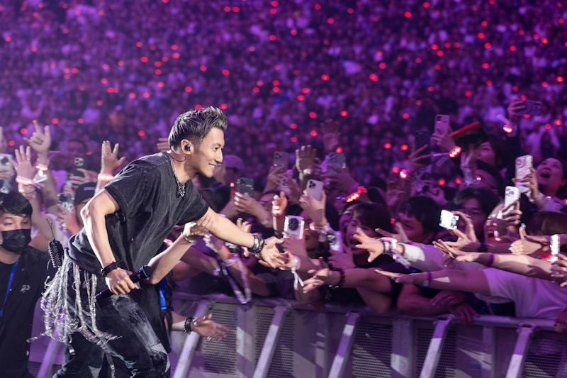 Ảnh Tạ Đình Phong với mẹ hoa hậu 'gây sốt' cõi mạng, đẳng cấp sau 25 năm - Ảnh 2