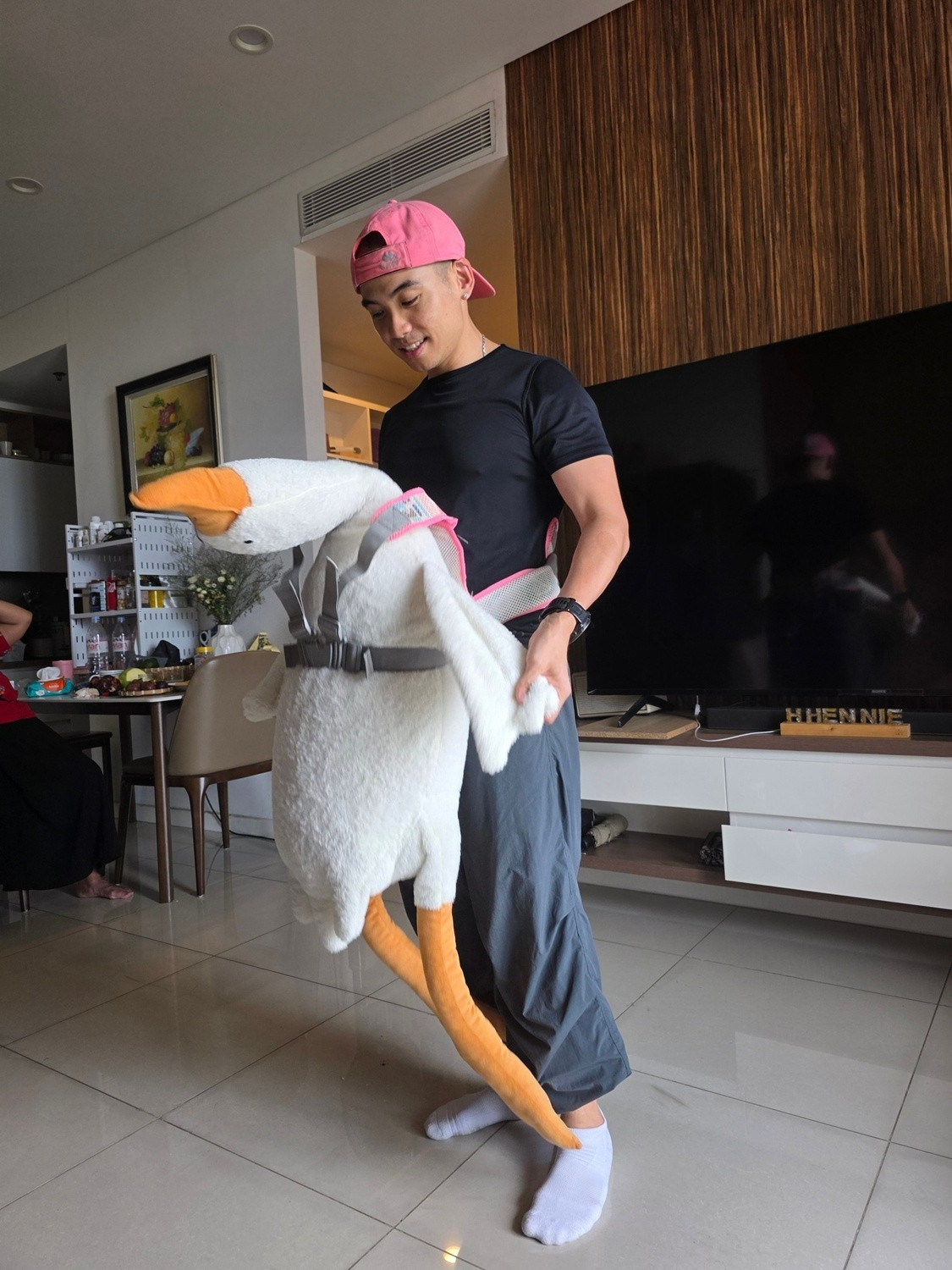 Chồng HHen Niê sẵn sàng làm ông bố bỉm sữa